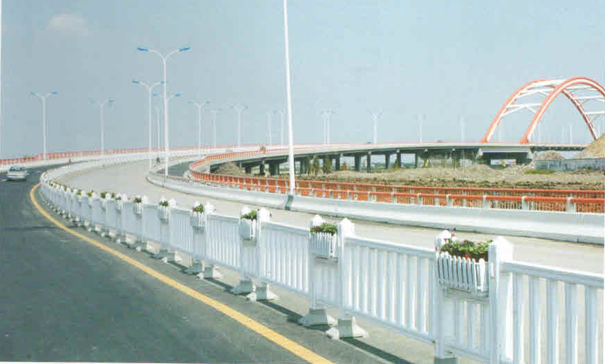 道路護(hù)欄清洗車清潔道路護(hù)欄的必要性